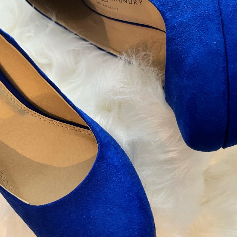 Wow! Beautiful rich cobalt blue stilettos.